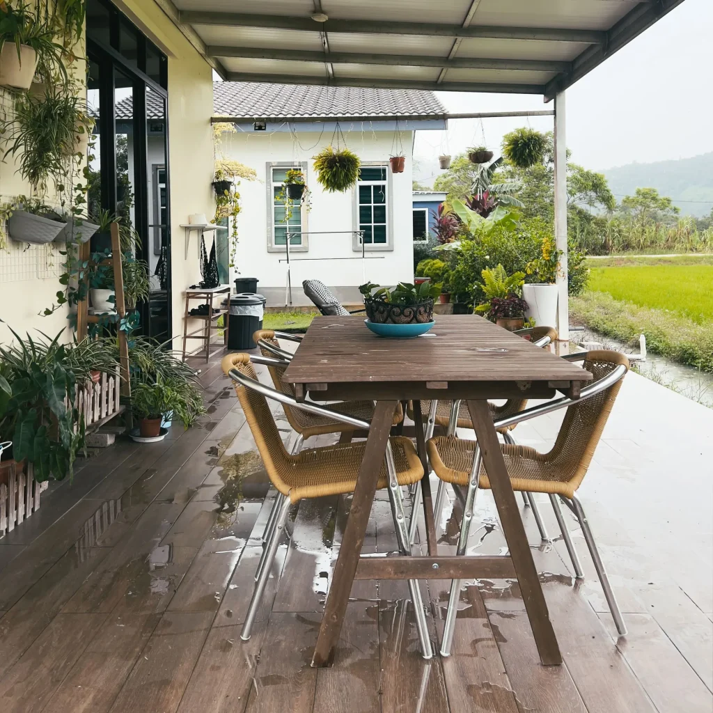 Patio exterior con mesa para comer al aire libre