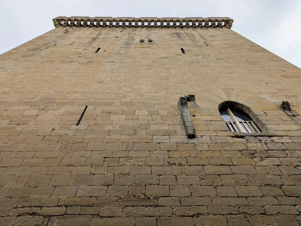 Torre de Orgaz en Fontecha, vista desde la base