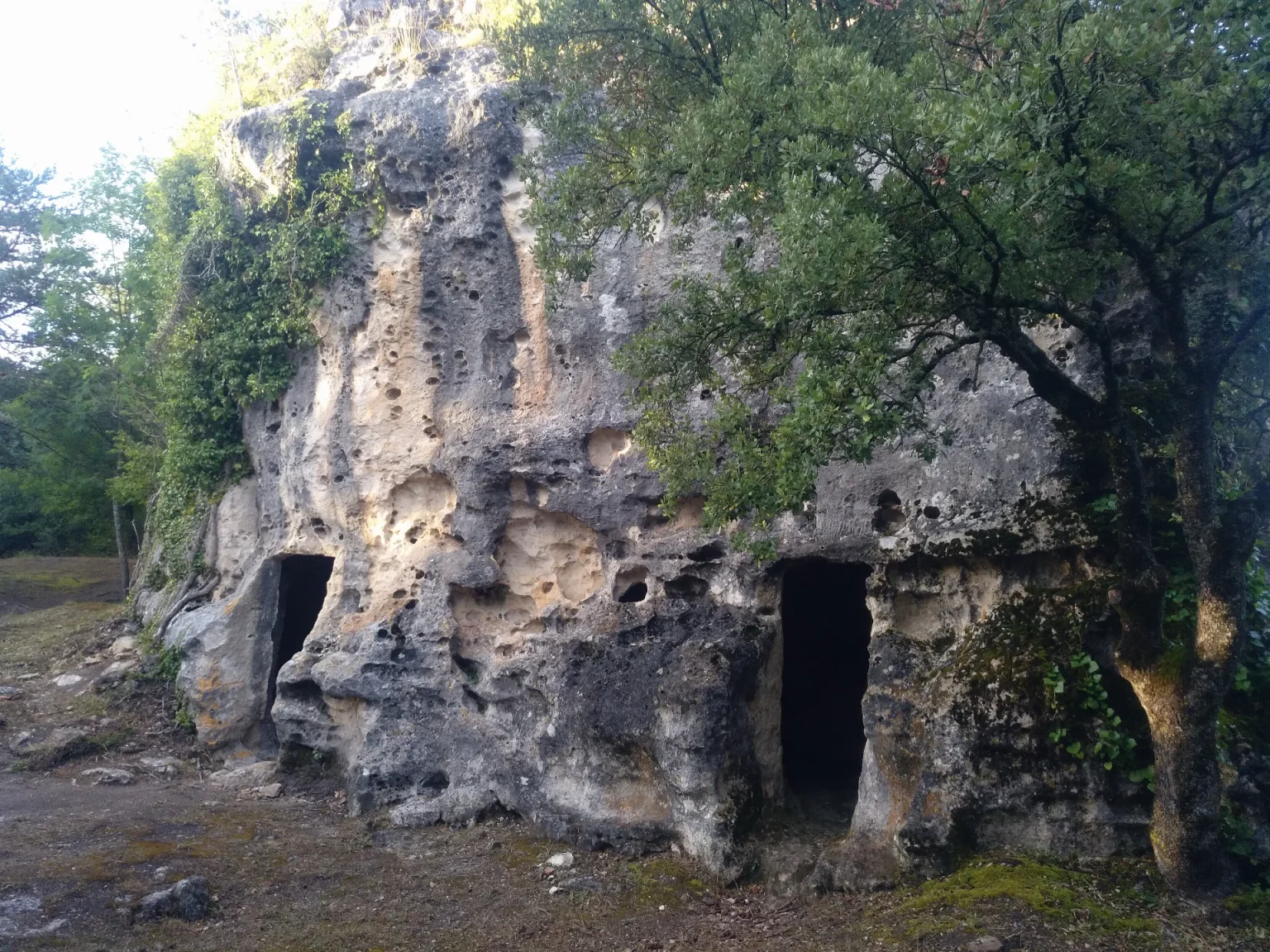 Cuevas eremíticas excavadas en la roca en Corro, Valdegovía
